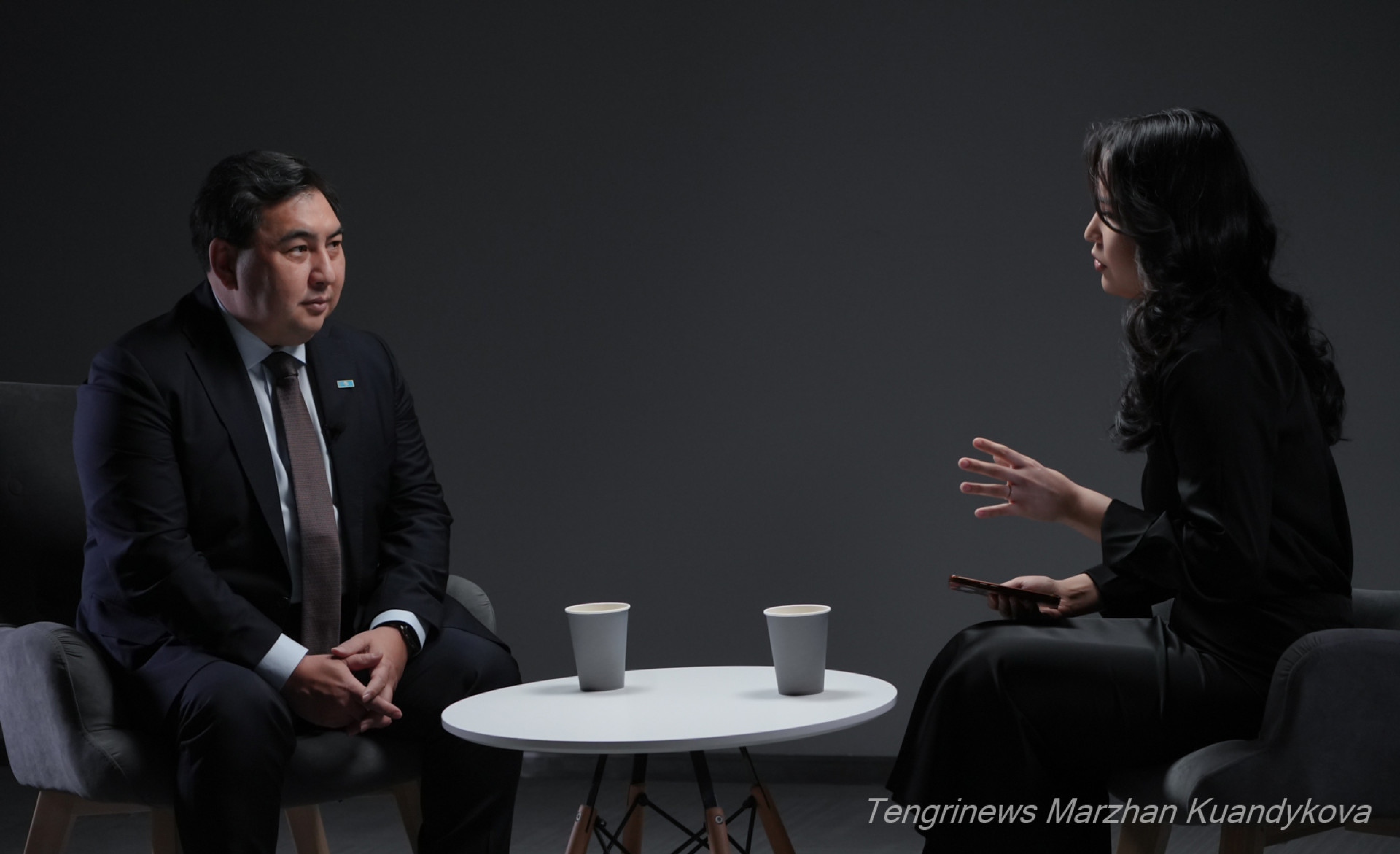 Дархан Жазыкбай с журналистом во время записи интервью.&nbsp;