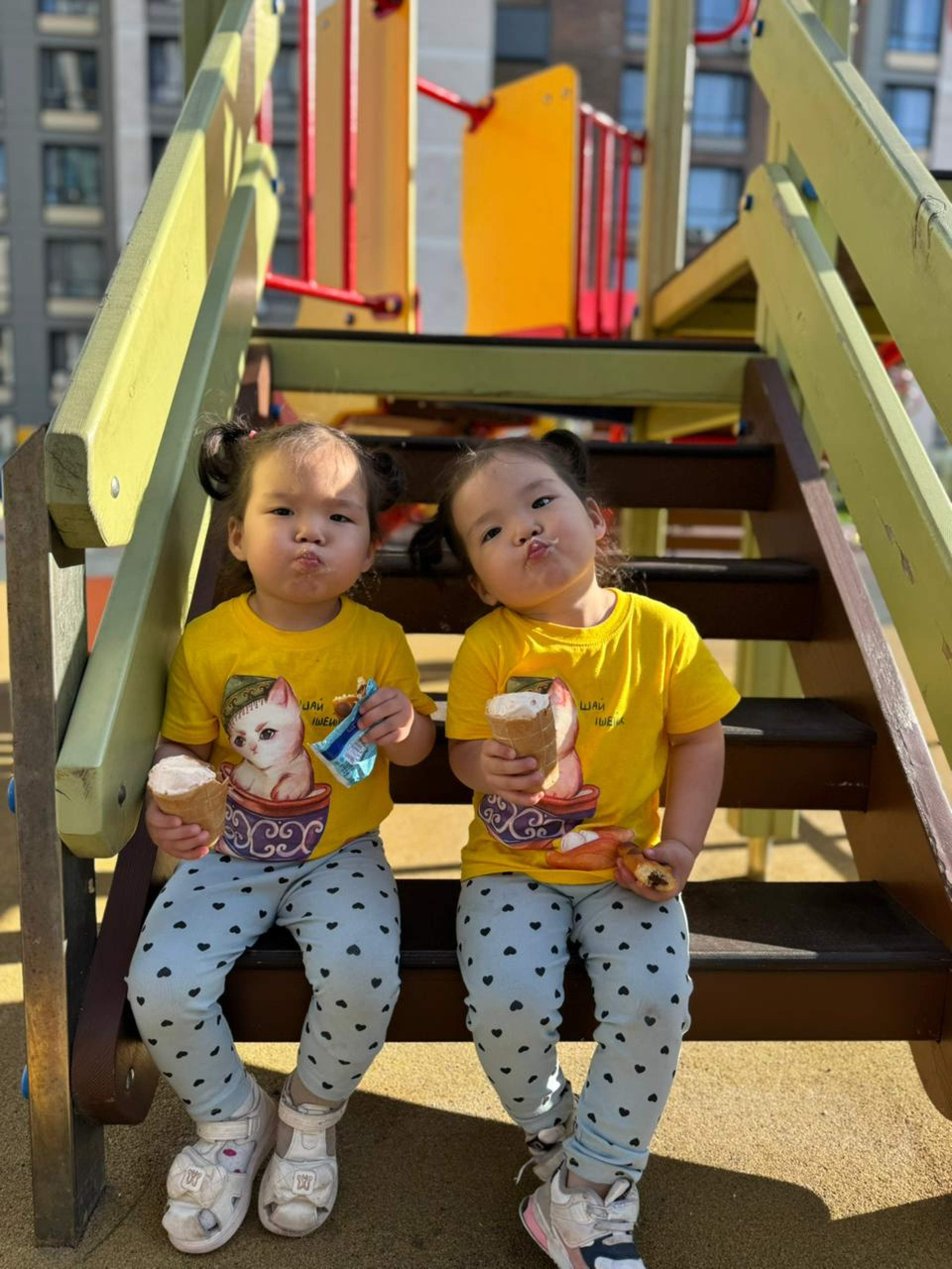 Девочки-двойняшки