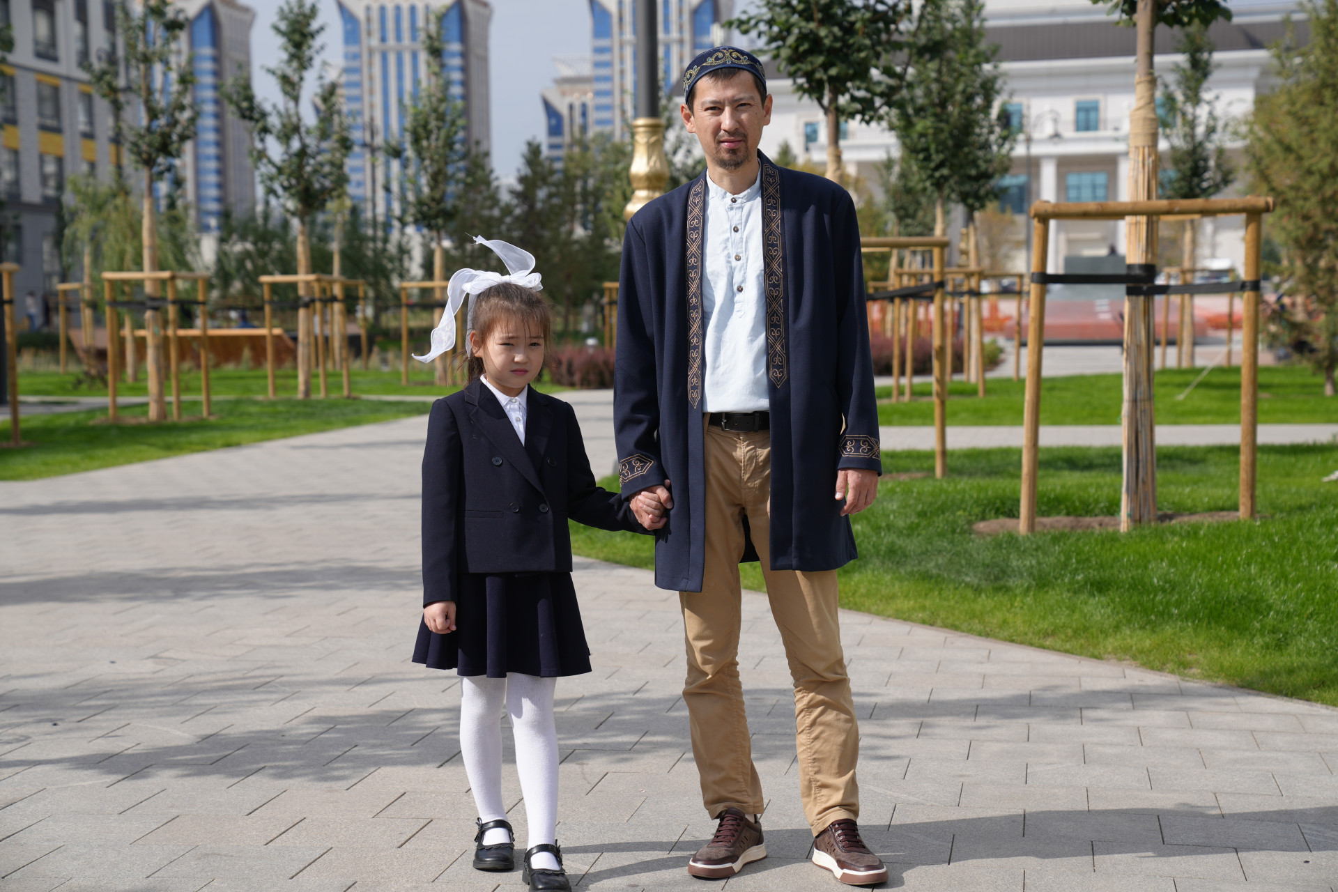 Мужчина с девочкой на Аллее Мыңжылдық 
