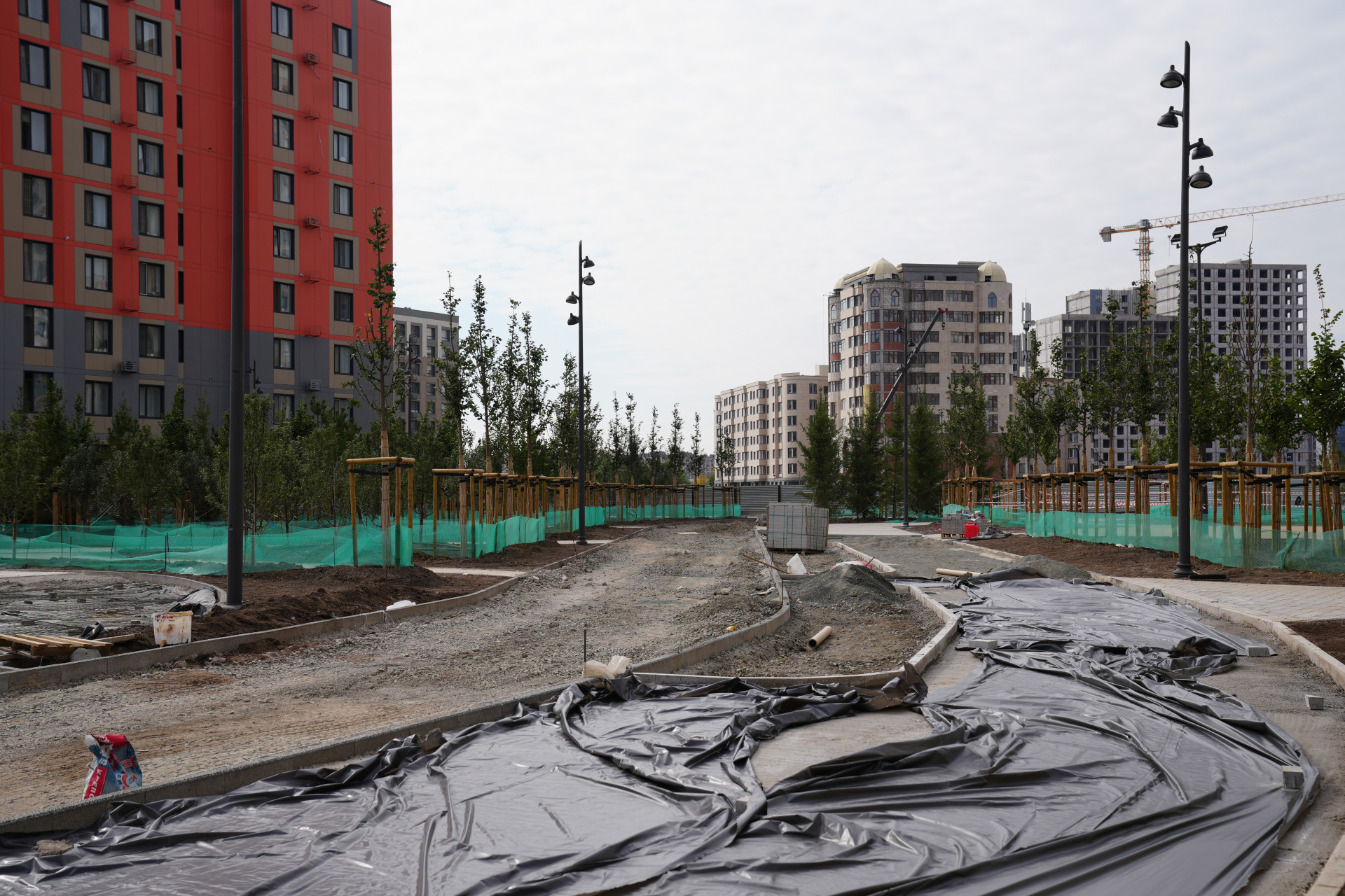На Аллее Мыңжылдық напротив вокзала "Нұрлы жол" строят пешеходную дорожку