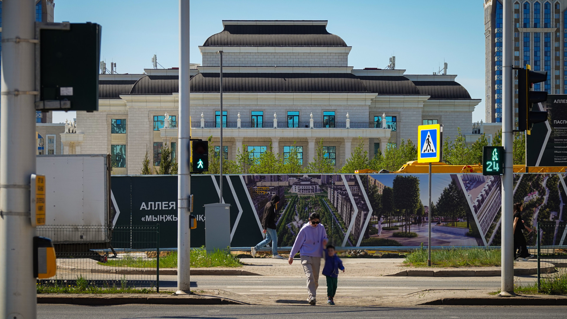 Благоустройство Аллеи Мыңжылдық рядом с театром имени Куанышбаева в мае 2026 года