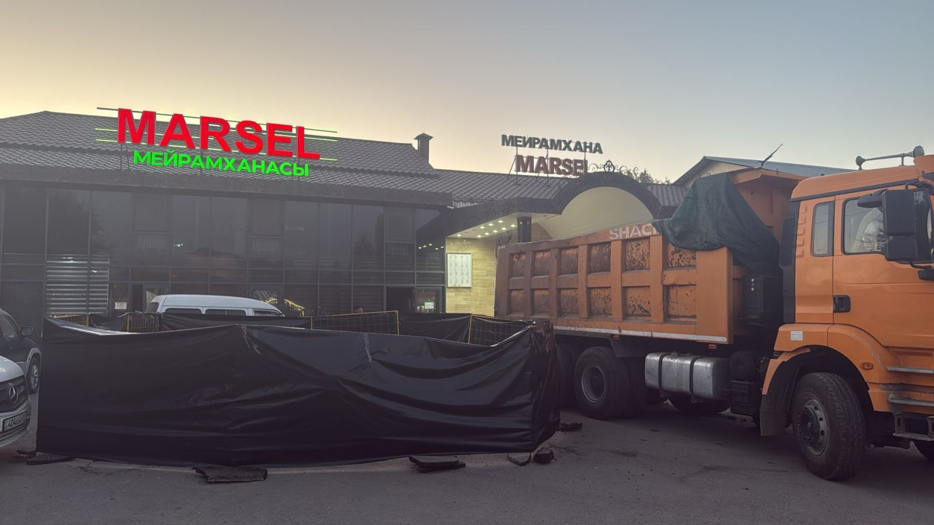 грузовик провалился в яму