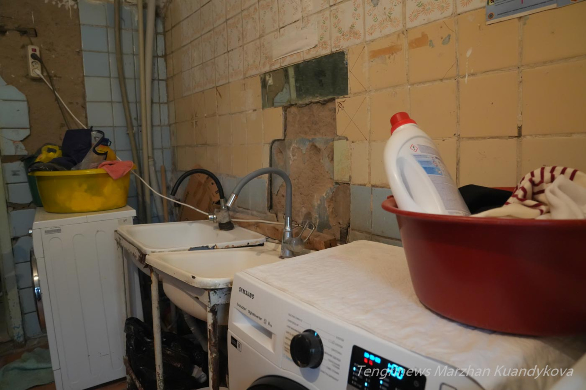 Старый кран, со стен обвалилась плитка - постирочная в общежитии на Пастера в Астане. 