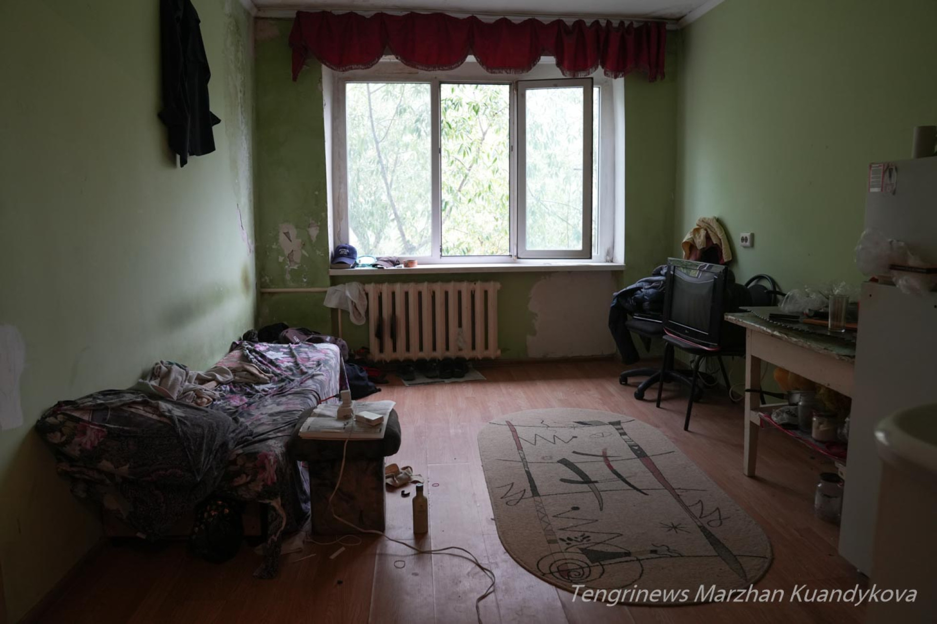 Комната в аварийном общежитии на Пастера в Астане. 