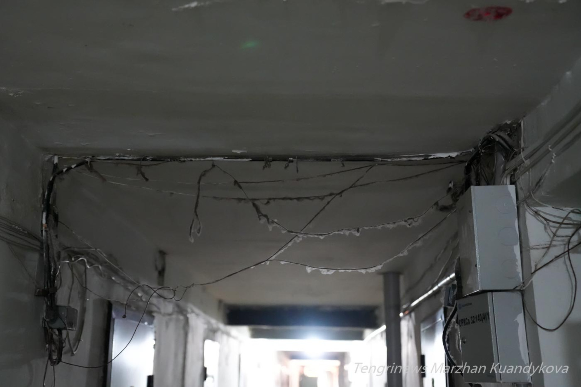 Под потолком аварийного общежития на Пастера в Астане висят спутанные, явно опасные провода