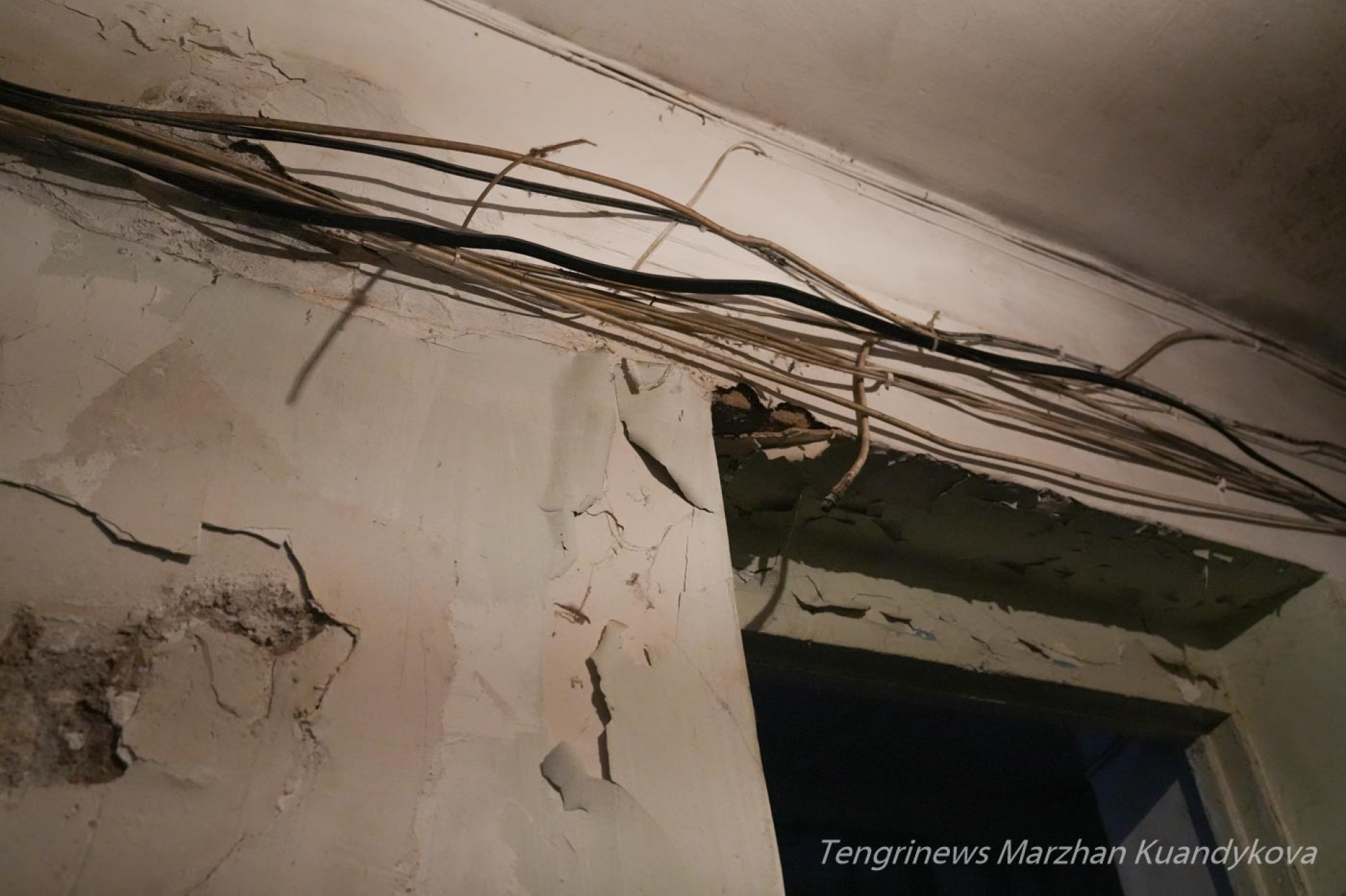 Торчащие электропровода под потолком в аварийном общежитии на Пастера в Астане. Фото: ©️ Tengrinews.kz / Маржан Куандыкова