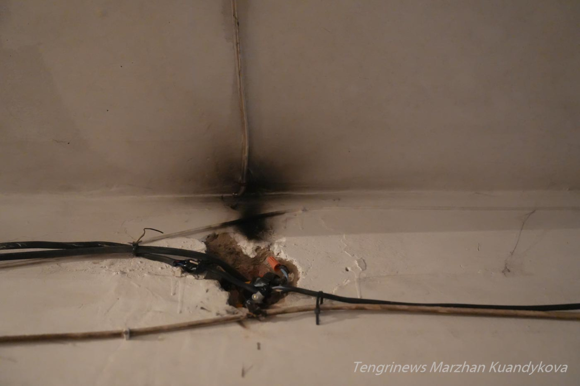 Следы гари у проводов в аварийном общежитии на Пастера в Астане. 