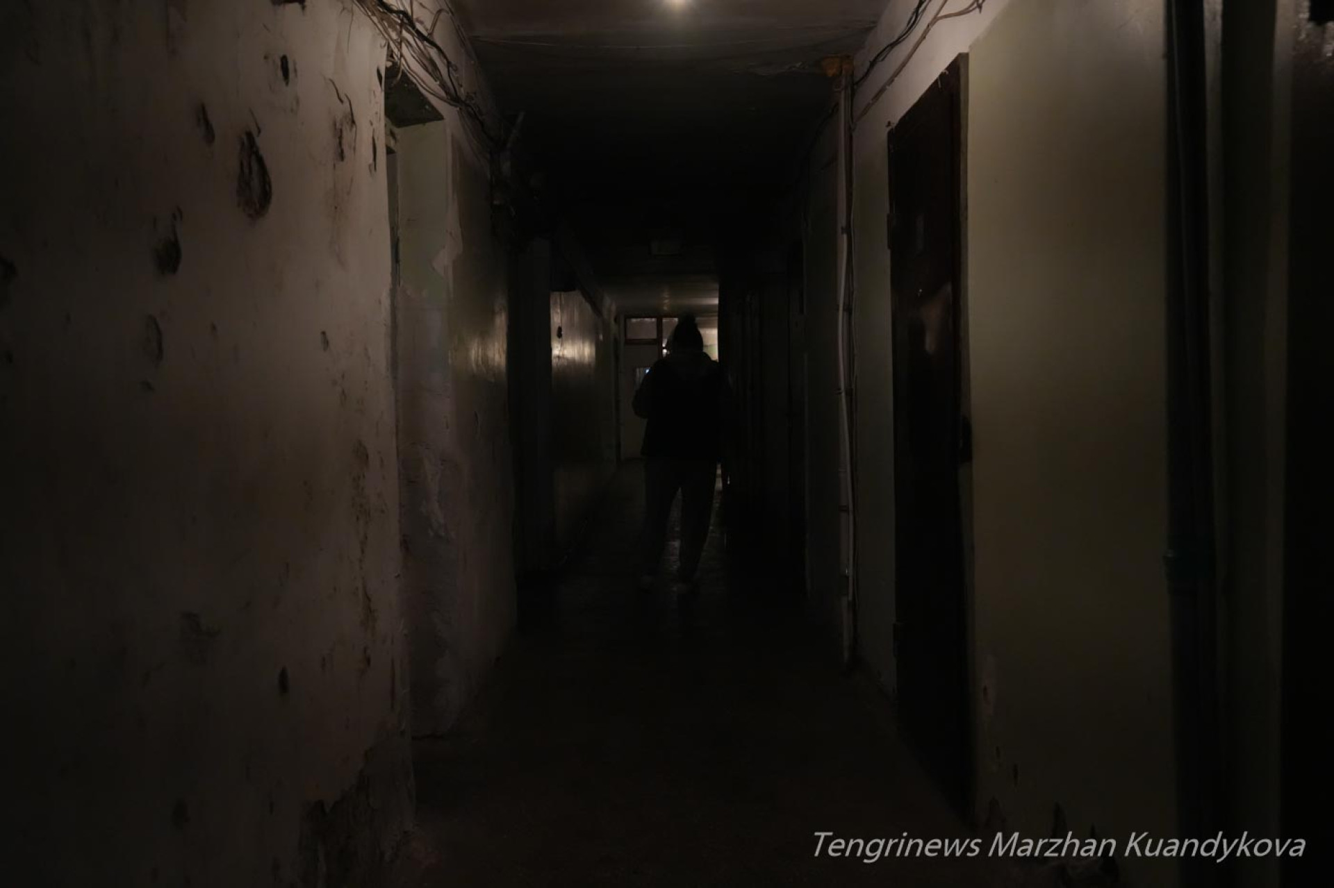 Тёмный коридор в аварийном общежитии на Пастера в Астане. Фото: ©️ Tengrinews.kz / Маржан Куандыкова