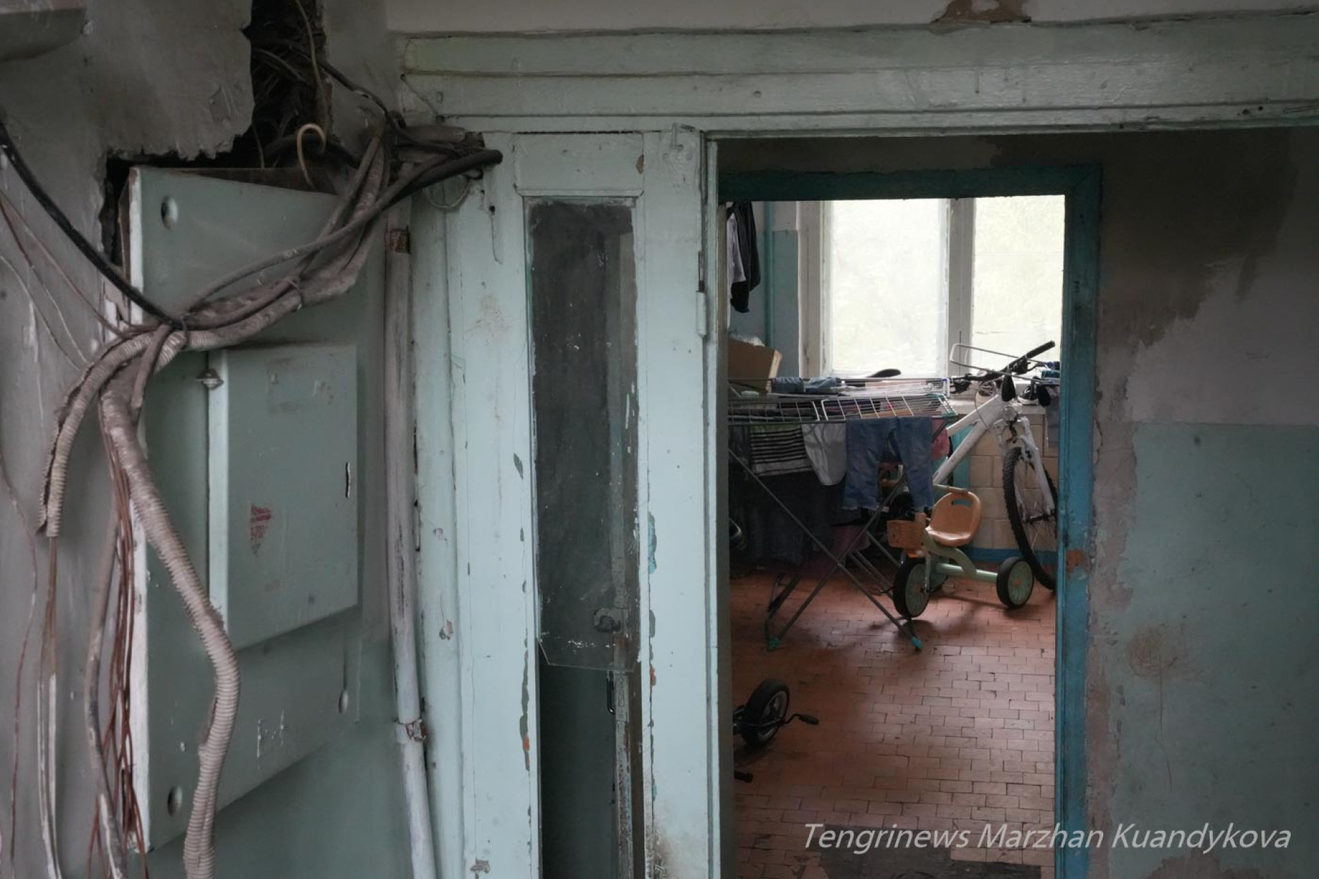 В общежитии на Пастера из электрощитка торчат провода