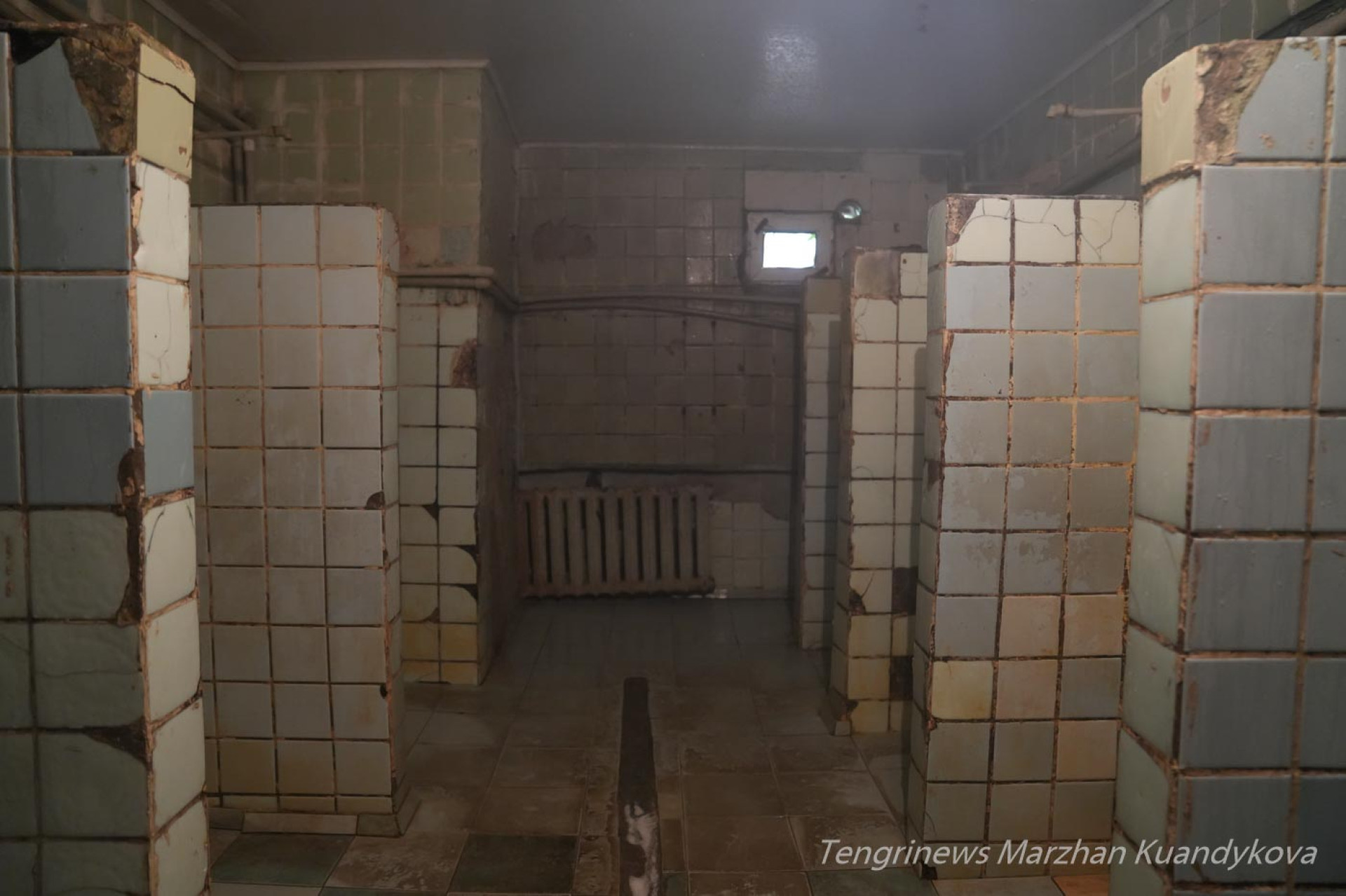 Разбитая душевая в аварийном общежитии на Пастера в Астане. 