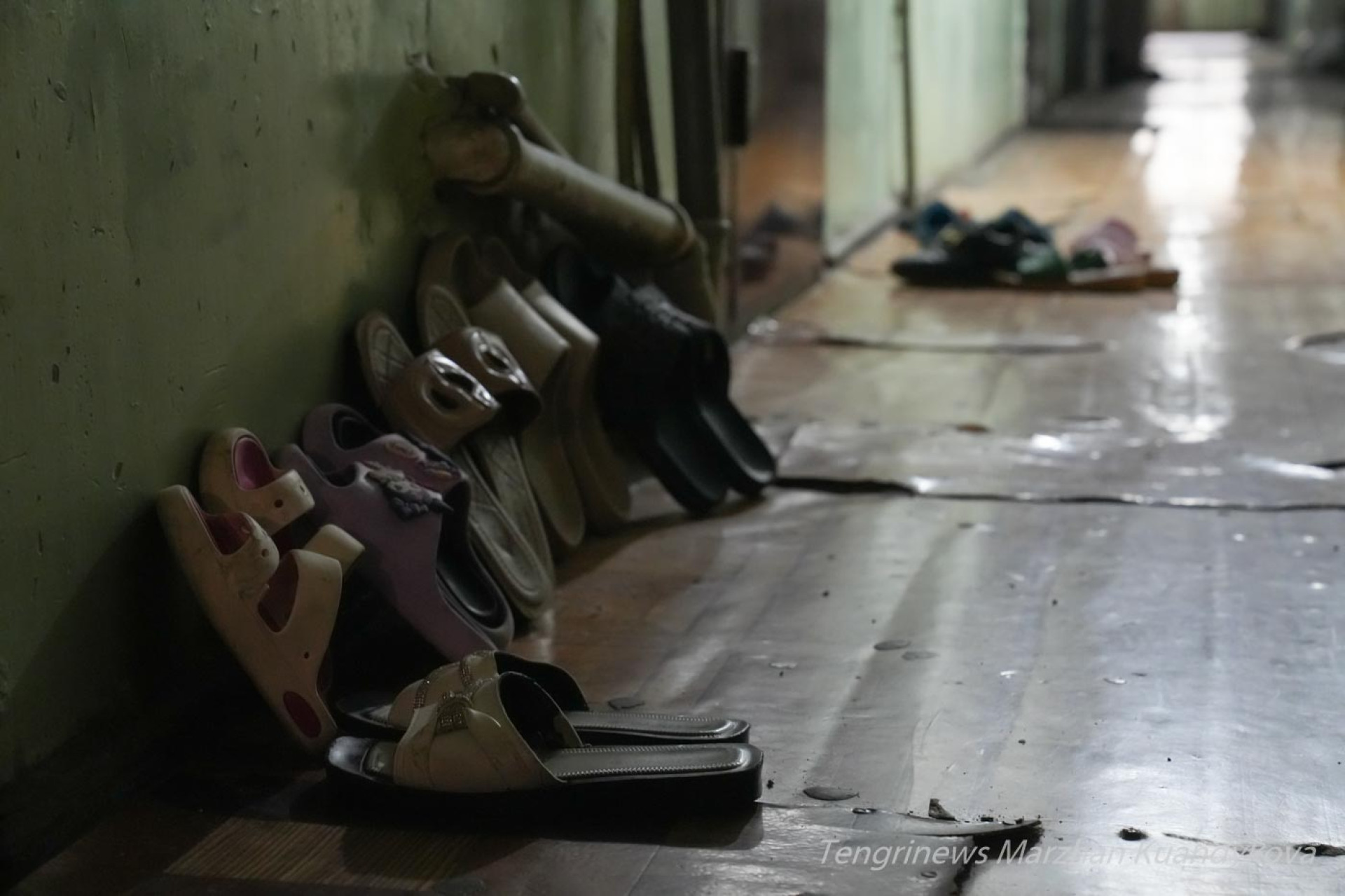 Обувь у двери комнаты в аварийном общежитии на Пастера в Астане. 