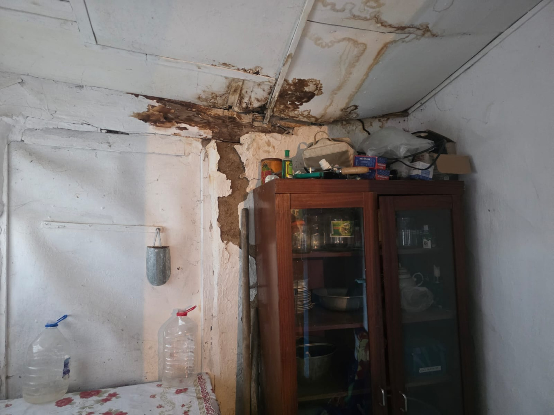 Аварийный дом изнутри в Актобе