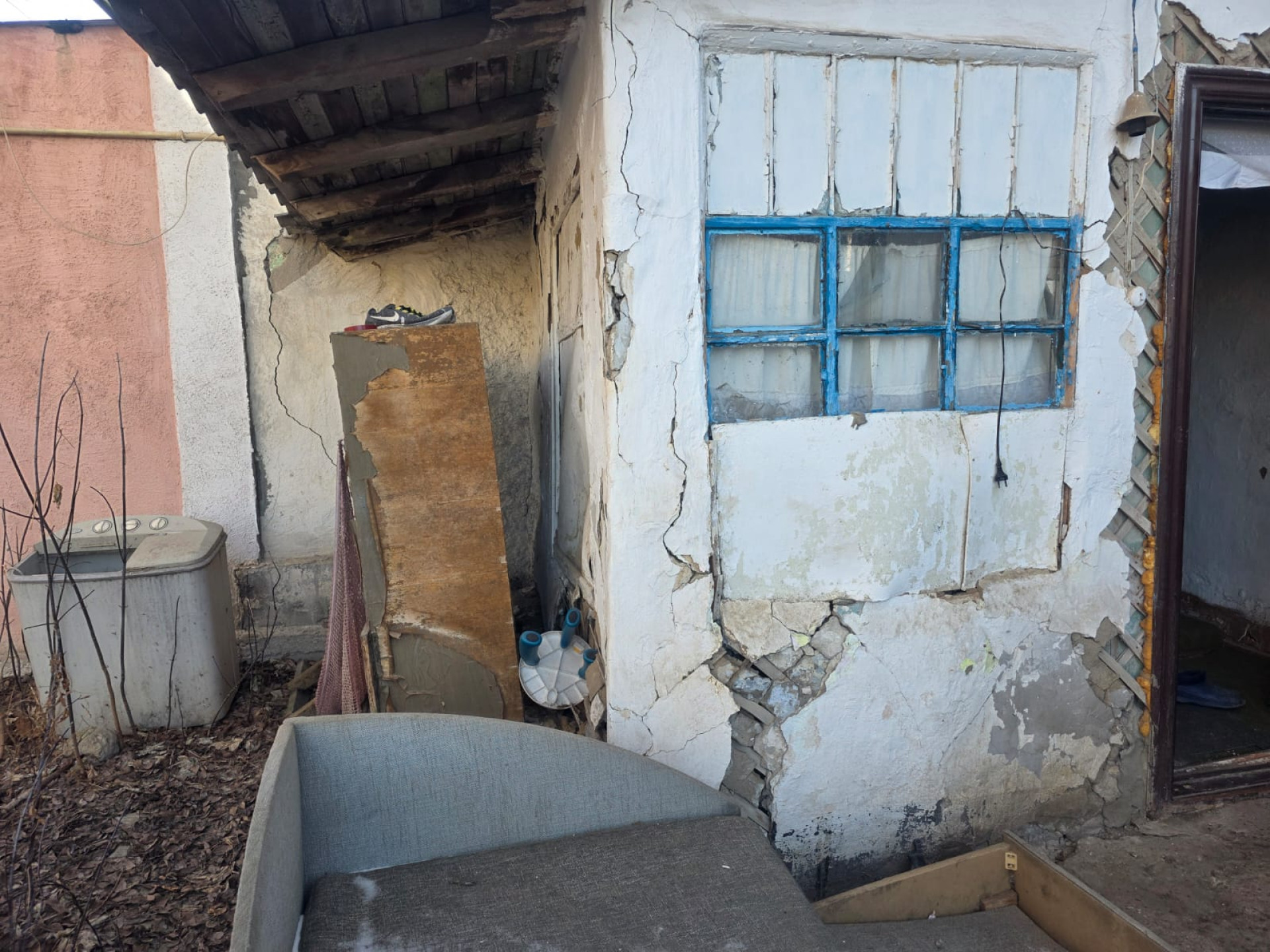 Аварийный дом снаружи в Актобе