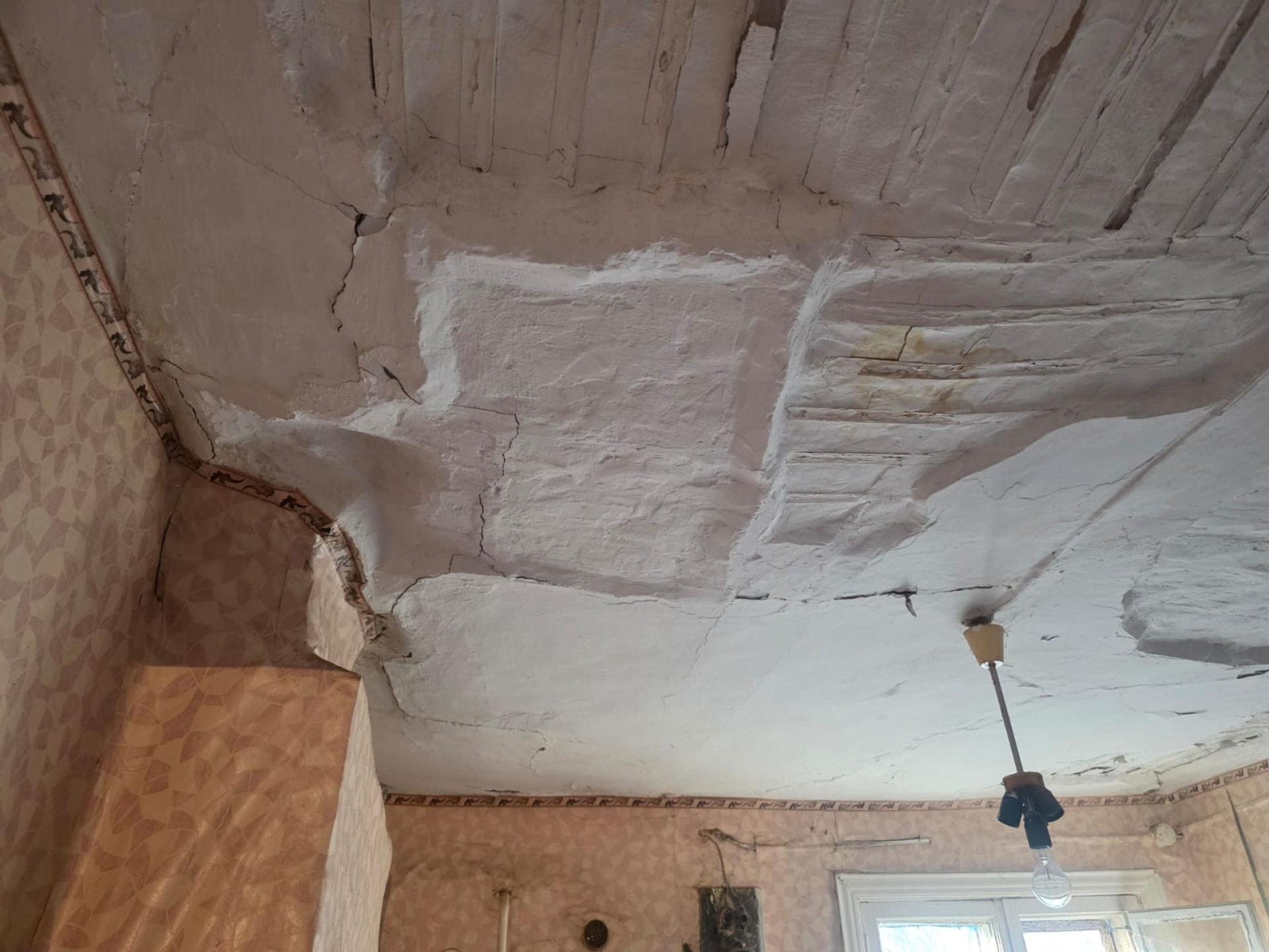 Аварийное состояние дома в Актобе