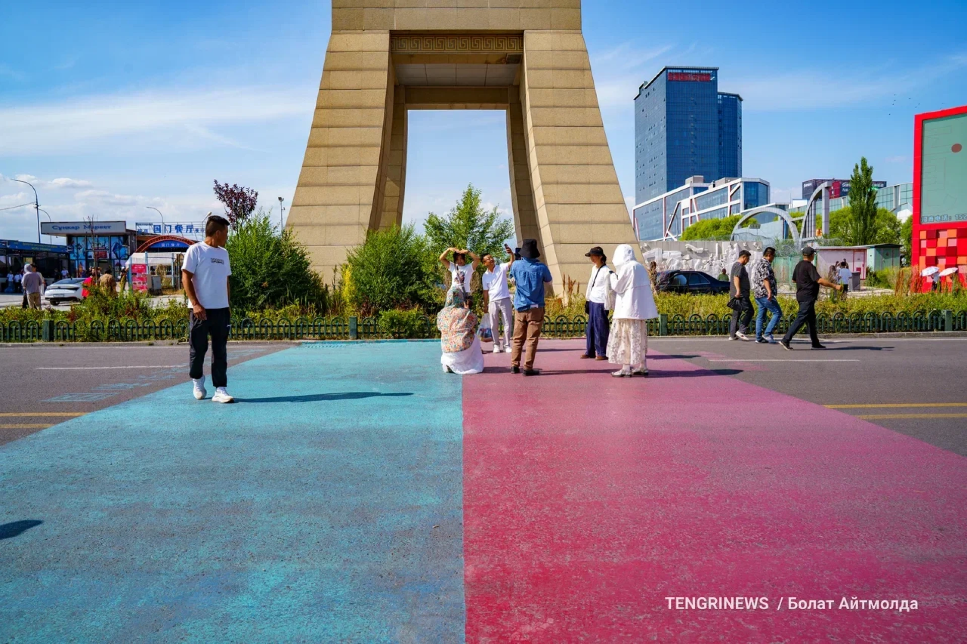Туристы фотографируются на границе