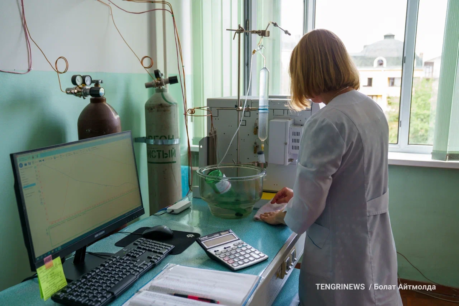 Анализ воды на сейсмостанции. Фото: © Tengrinews.kz / Болат Айтмолда