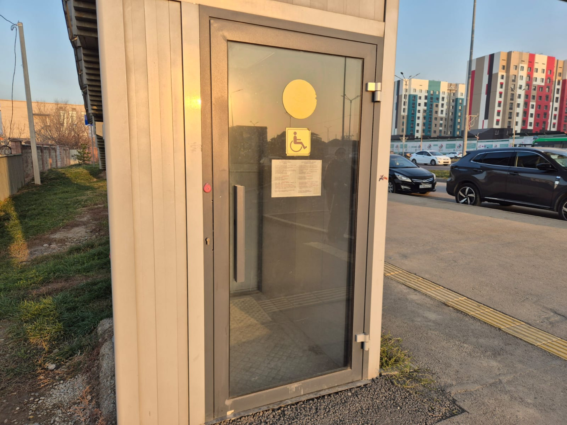 Кабина лифта надземного перехода в Калкамане, Алматы