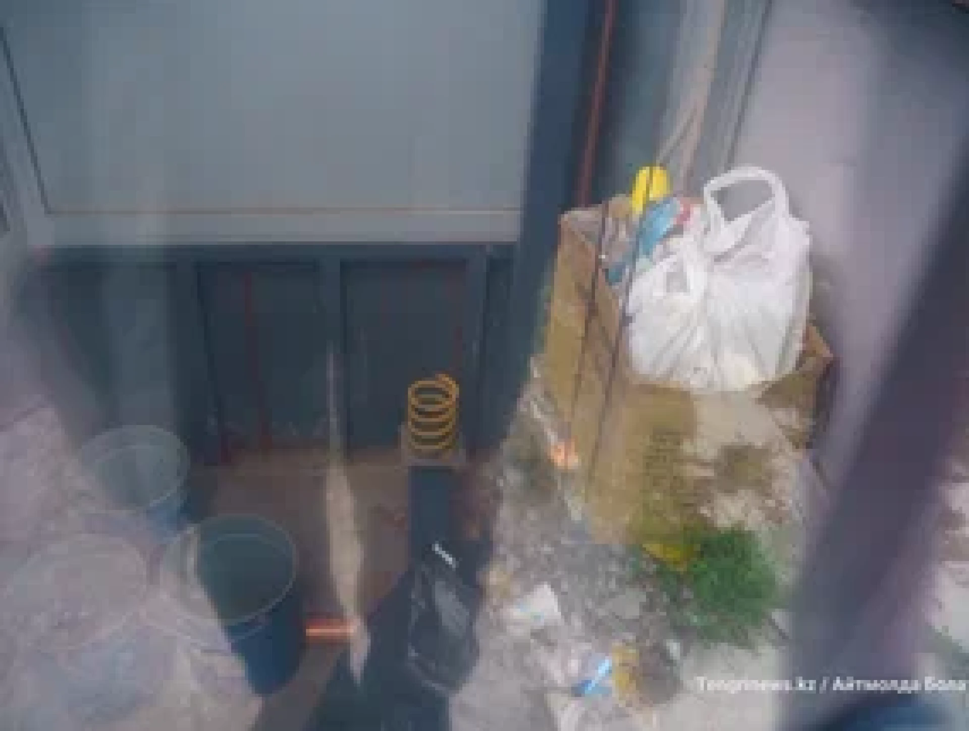 Мусор в шахте лифта надземного перехода в Алматы