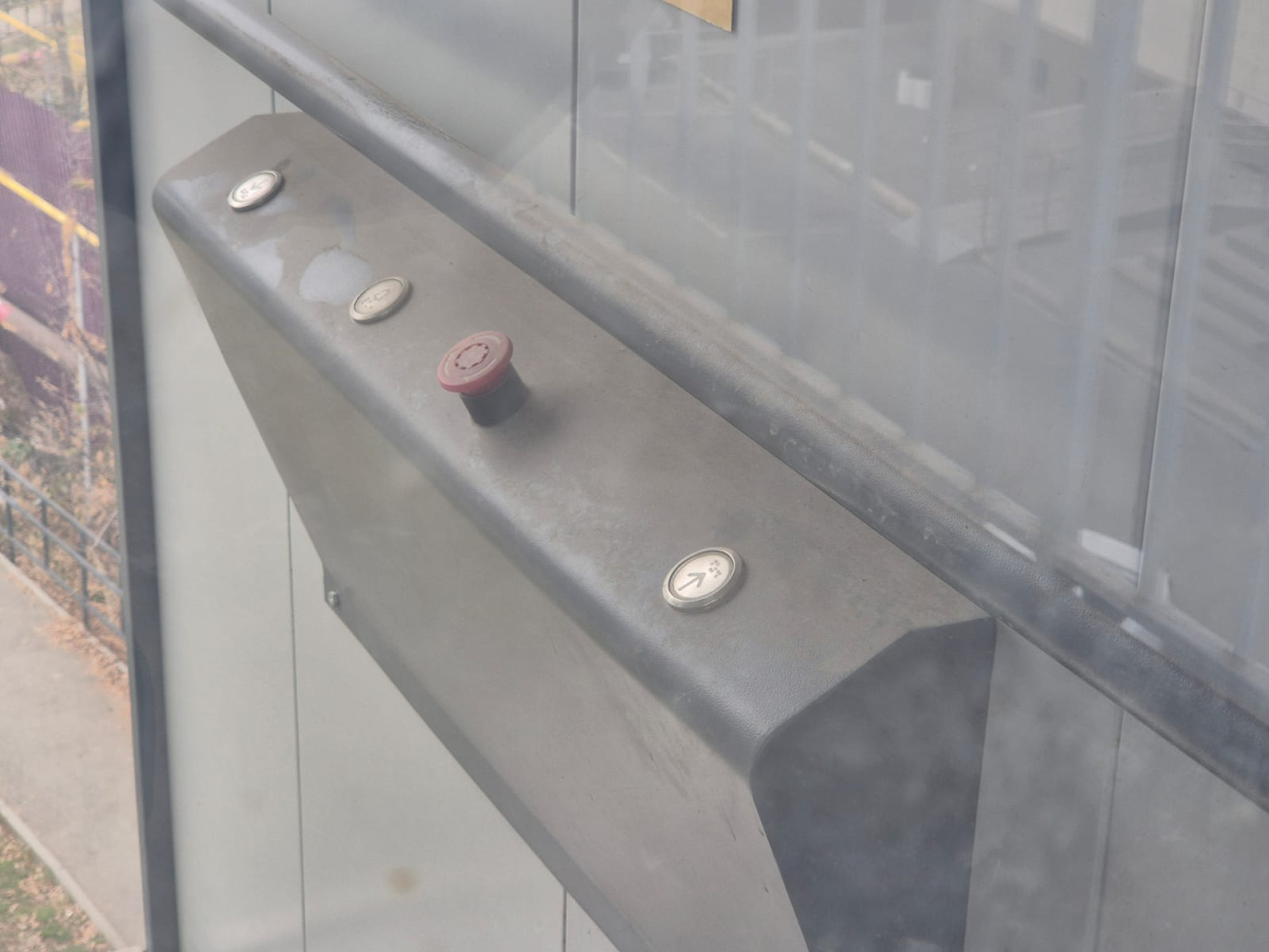 Грязная кабина лифта на надземном переходе в Ауэзовском районе Алматы 