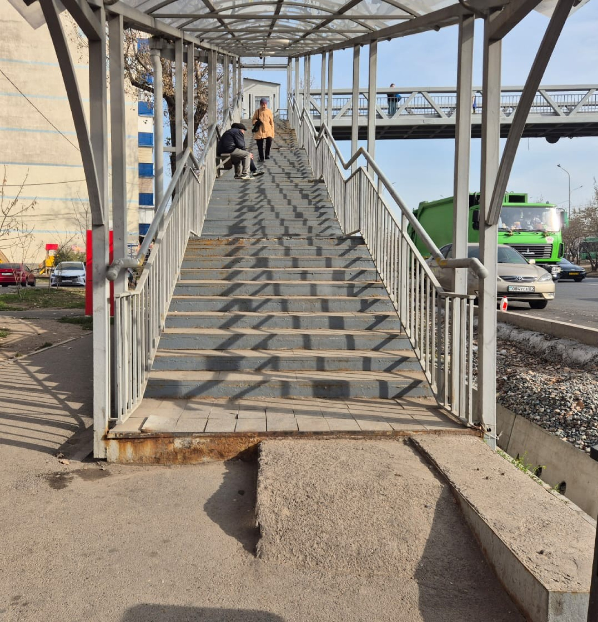 Лестницы без пандусов на надземном переходы Алматы