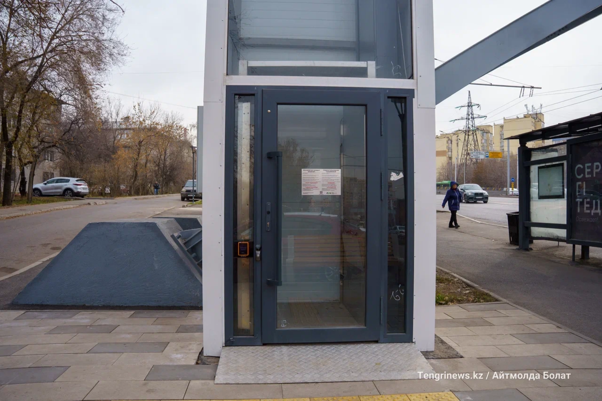 Кабина лифта на надземном переходе в Ауэзовском районе Алматы