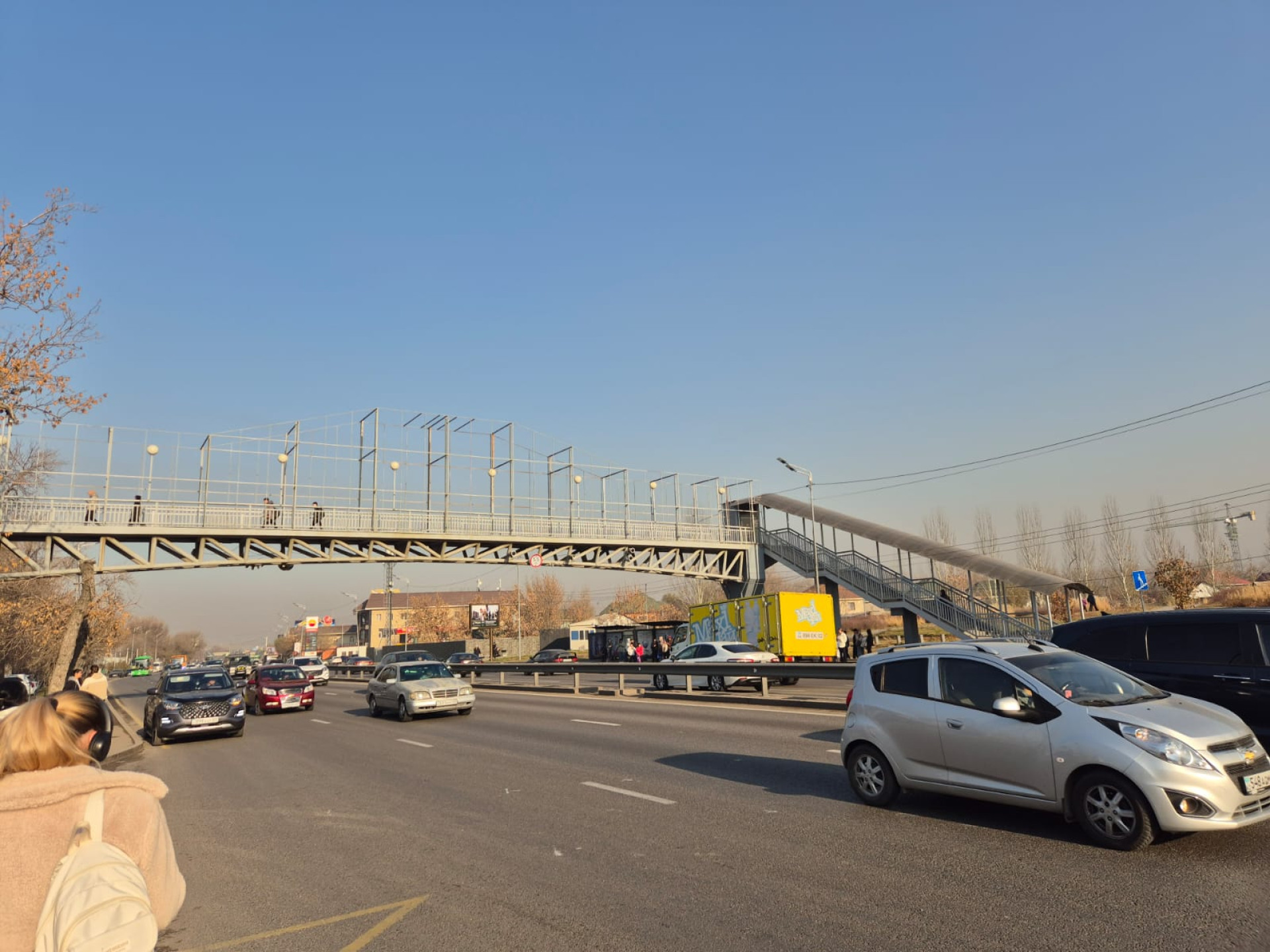 Надземный переход в Медеуском районе Алматы