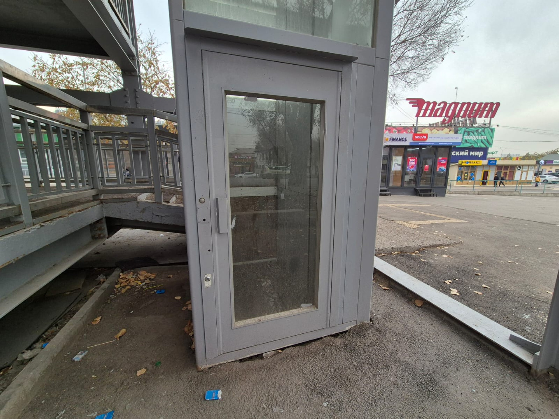 Лифт не работает. Надземный переход в Турксибском районе Алматы