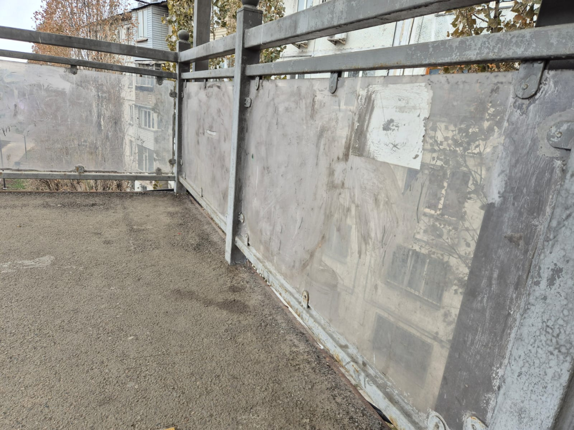 Состояние надземного перехода у Парка первого президента в Алматы