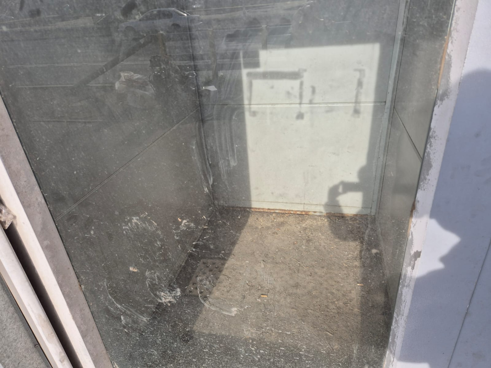 Грязная кабина лифта надземного перехода в Алматы