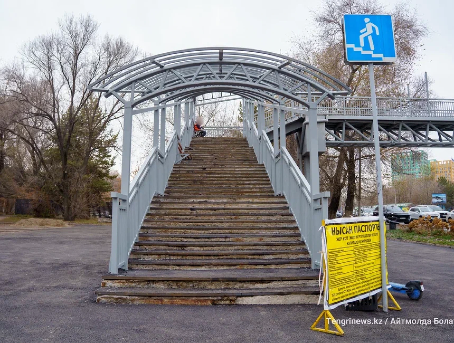 Надземный переход у "Казахфильма" в Алматы