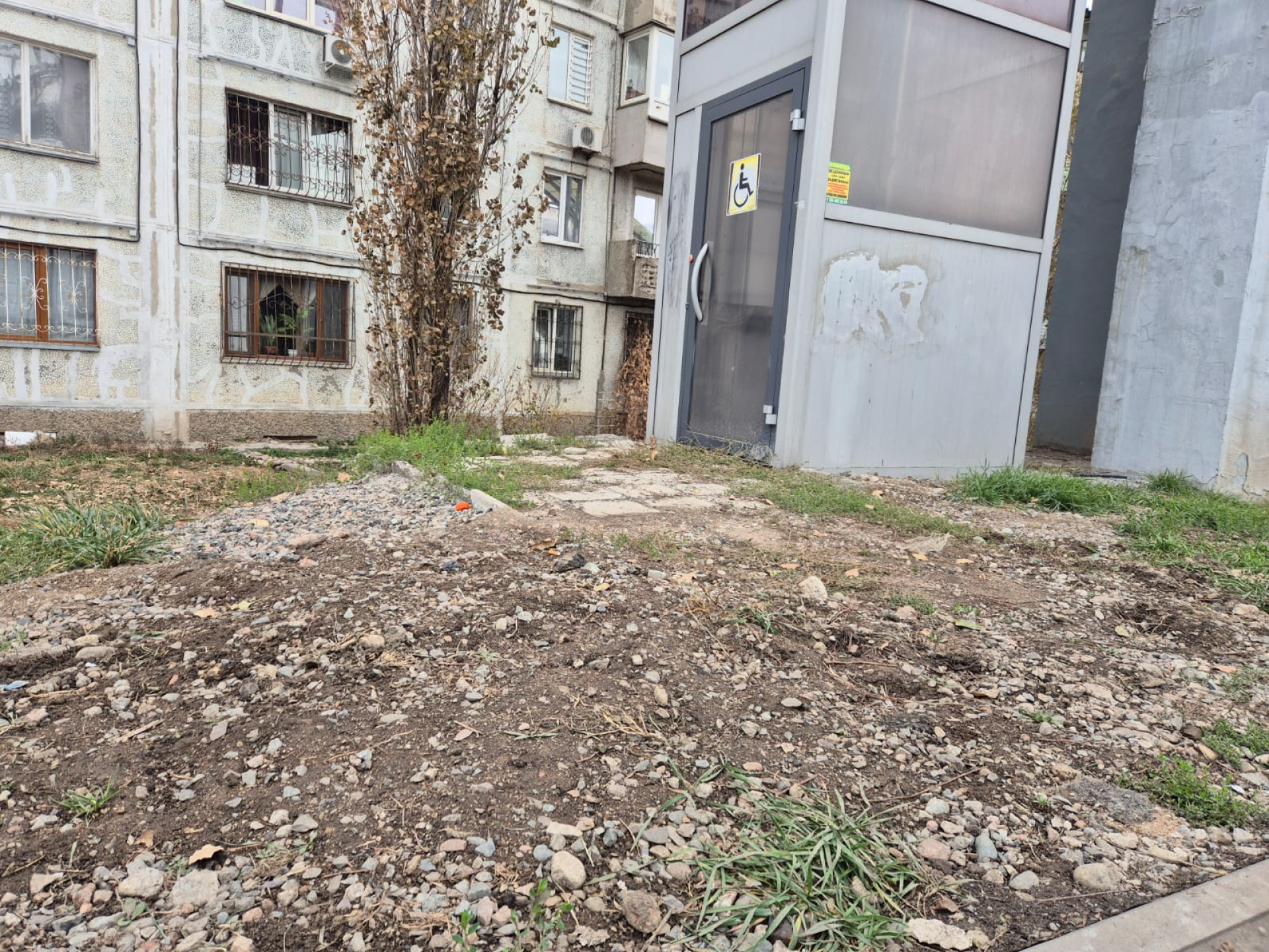 Невозможно подъехать к лифту на надземном переходе в Алматы