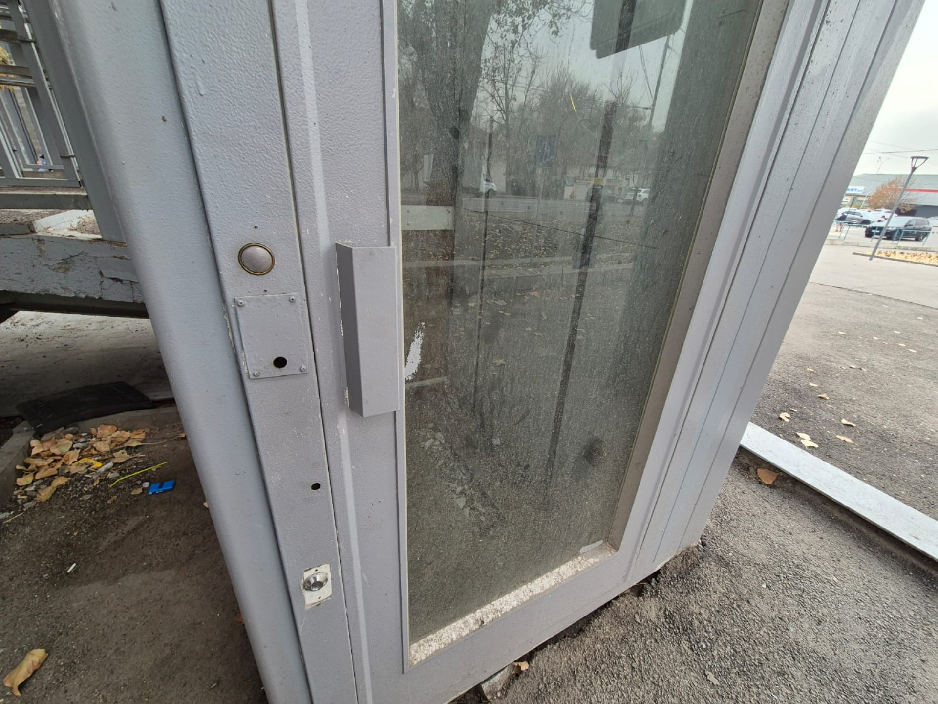 Грязные двери лифта на надземной переходе в Алматы