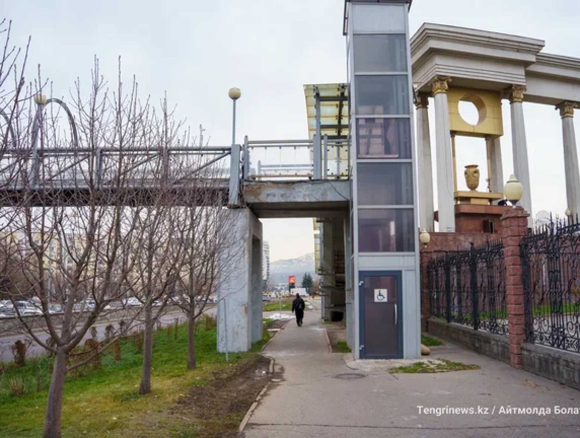 Страшный надземный переходы у Парка первого президента в Алматы