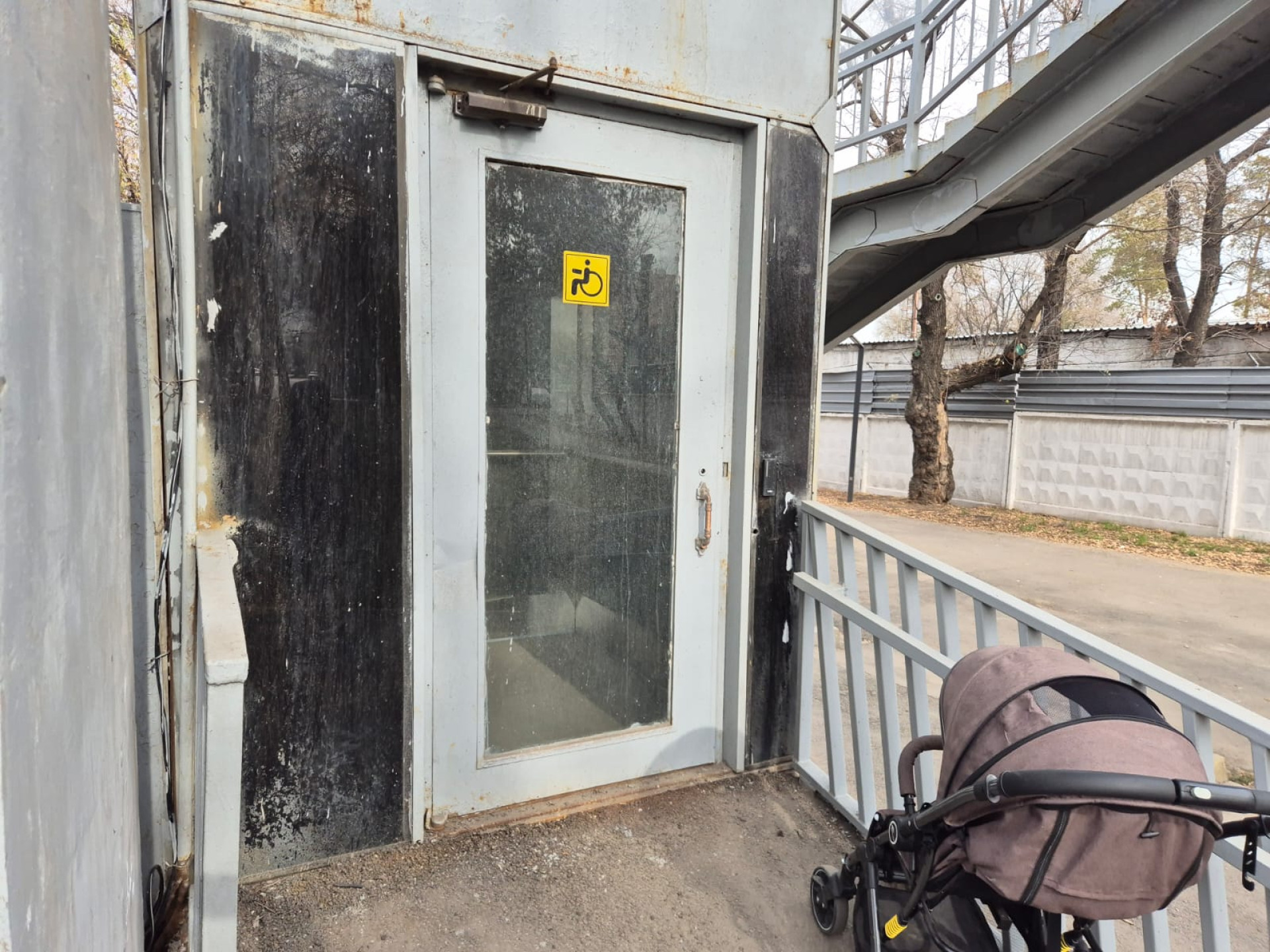 Неработающий лифт надземного перехода в Алатауском районе Алматы