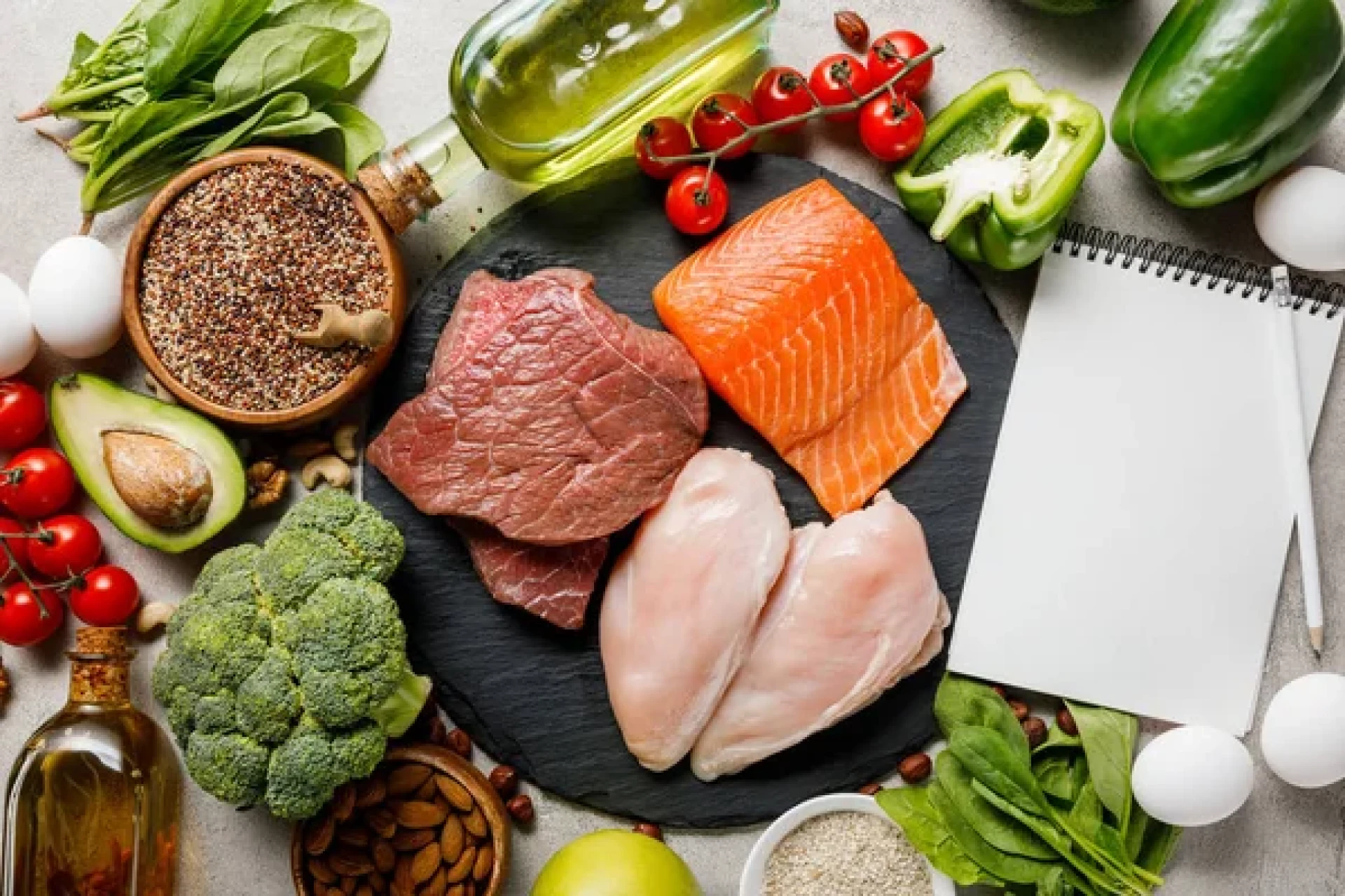 На столе лежат продуккты, богатые белком 