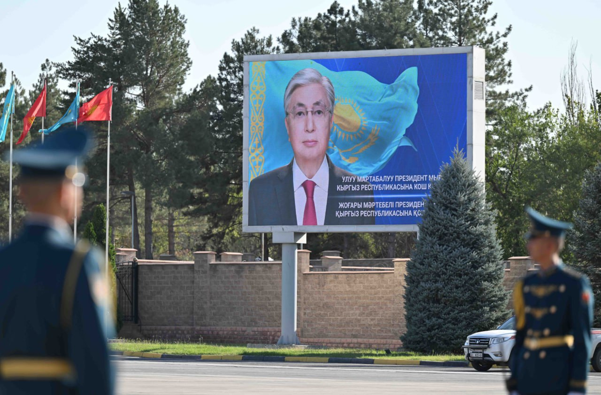 билборд с Токаевым в аэропорту Бишкека