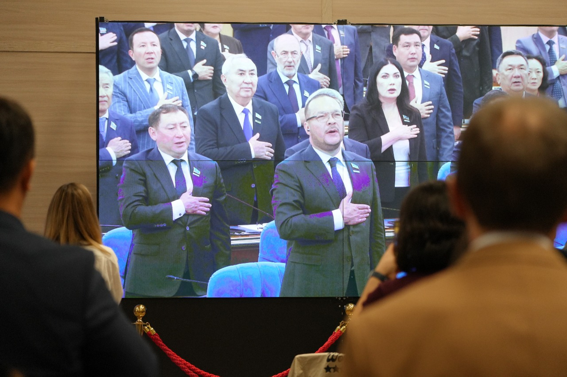 Депутаты спели гимн