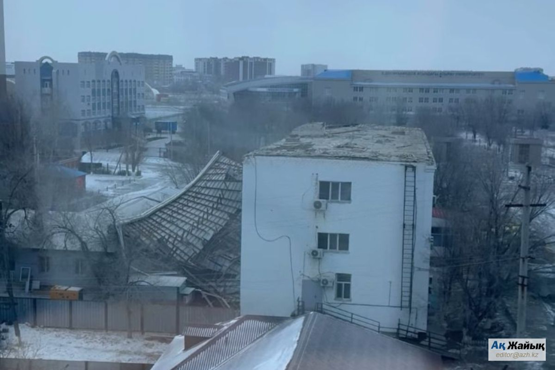 крышу сорвало ветром