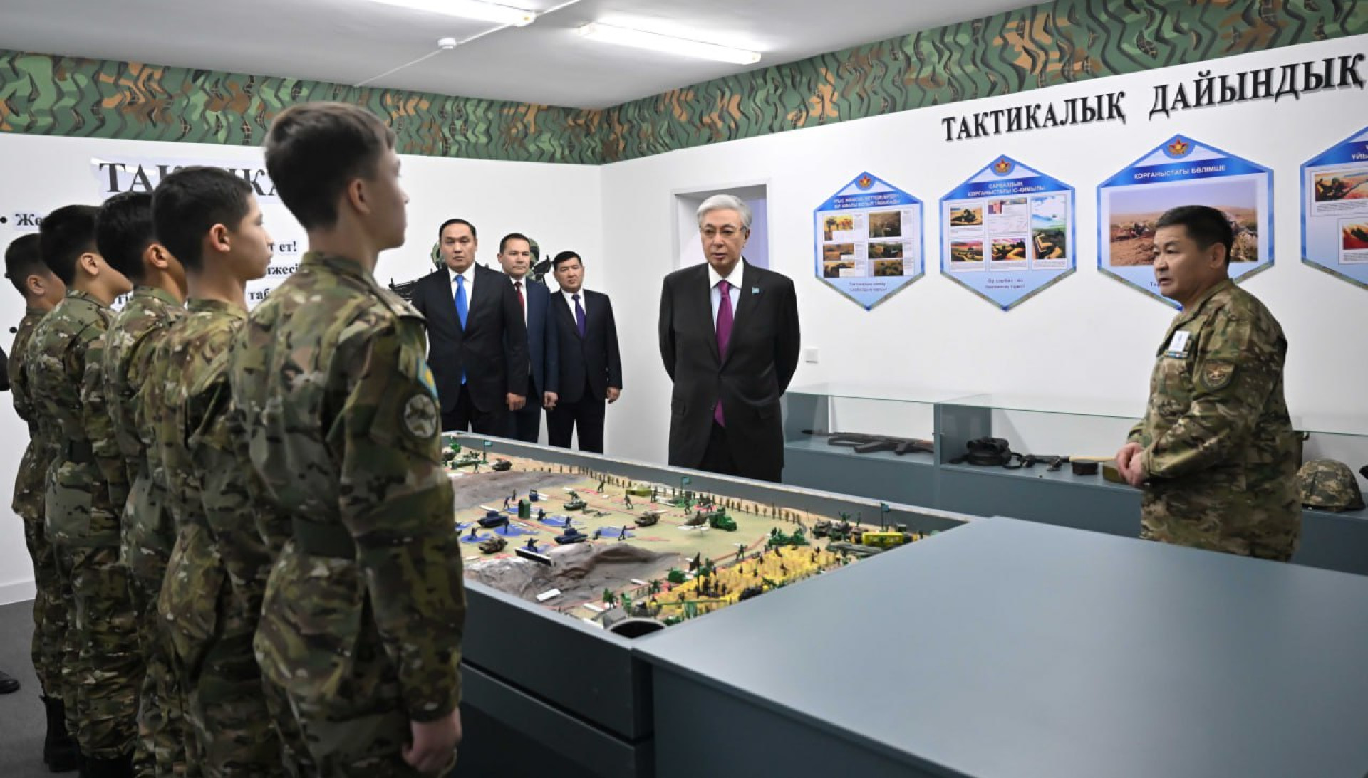 Токаев посетил военную школу-интернат