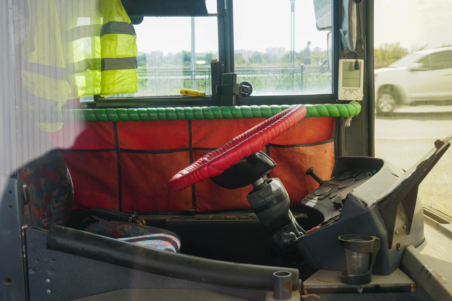 Водительская кабина брошенного автобуса, Астана 