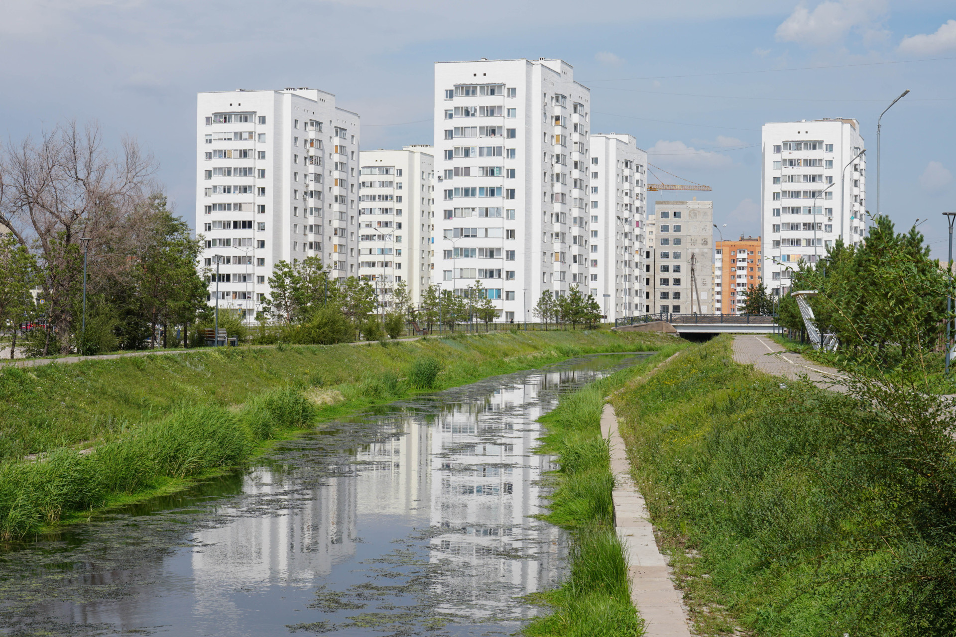 Многоэтажки на берегу реки Сарыбулак, Астана