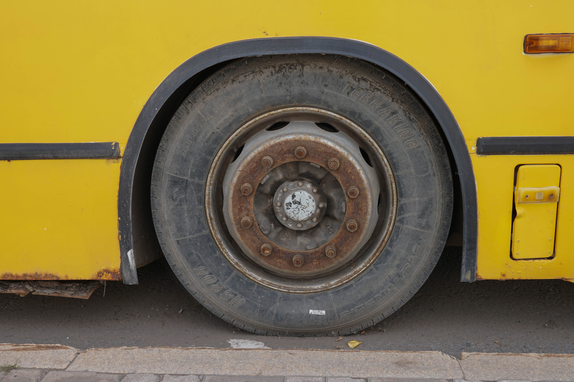 Ржавое колесо брошенного автобуса, Астана 