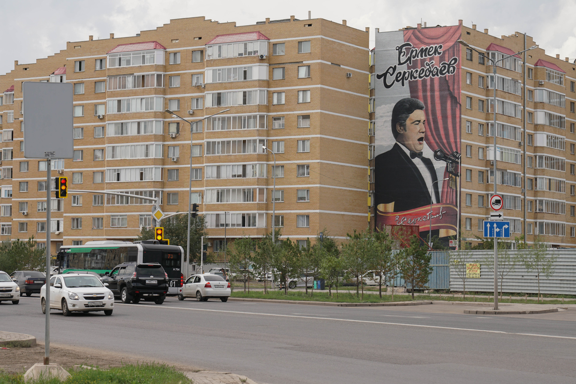 На жилом доме в Астае большой мурал Ермека Серкебаева