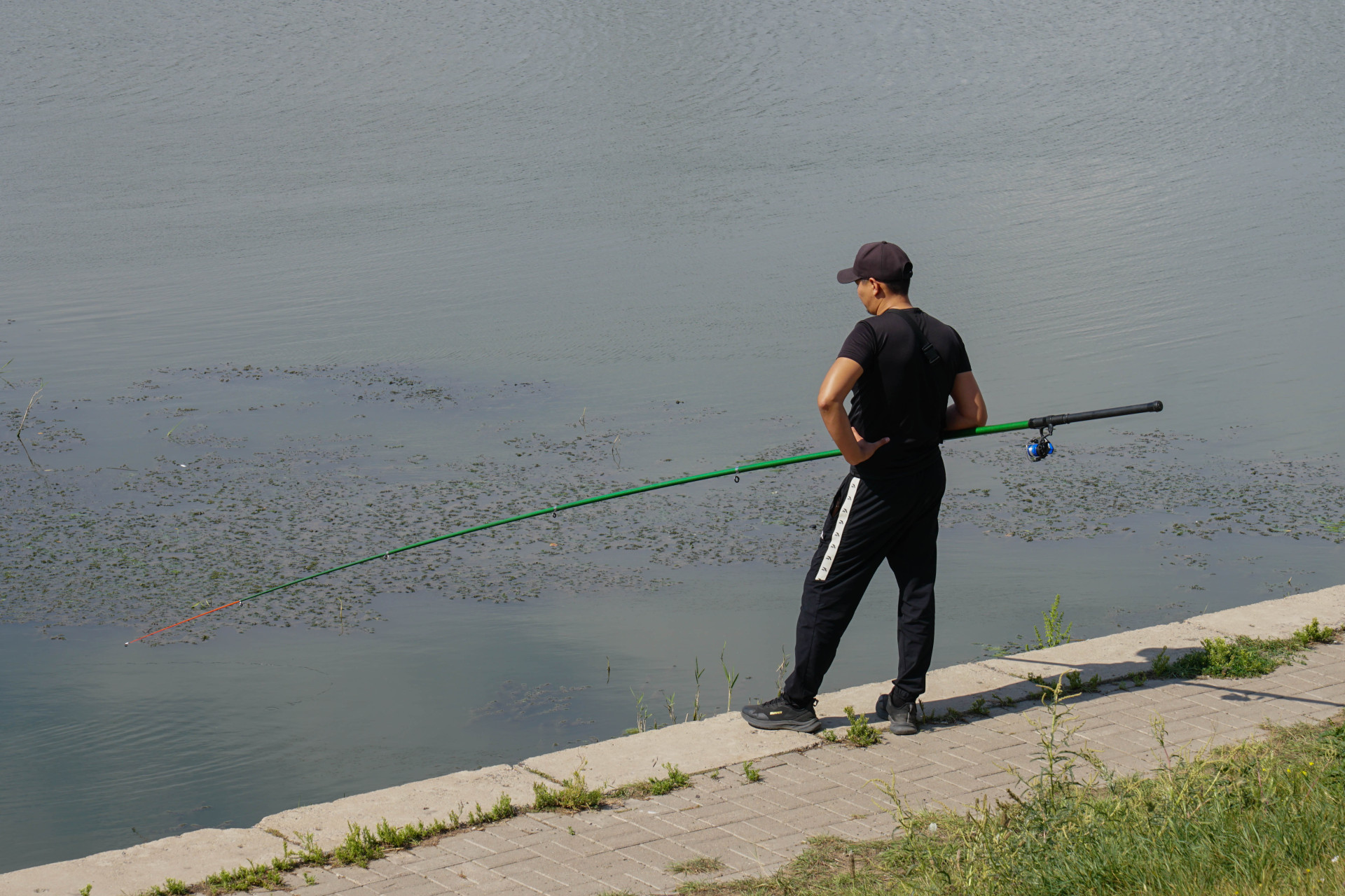 Мужчина рыбачит в Ишиме