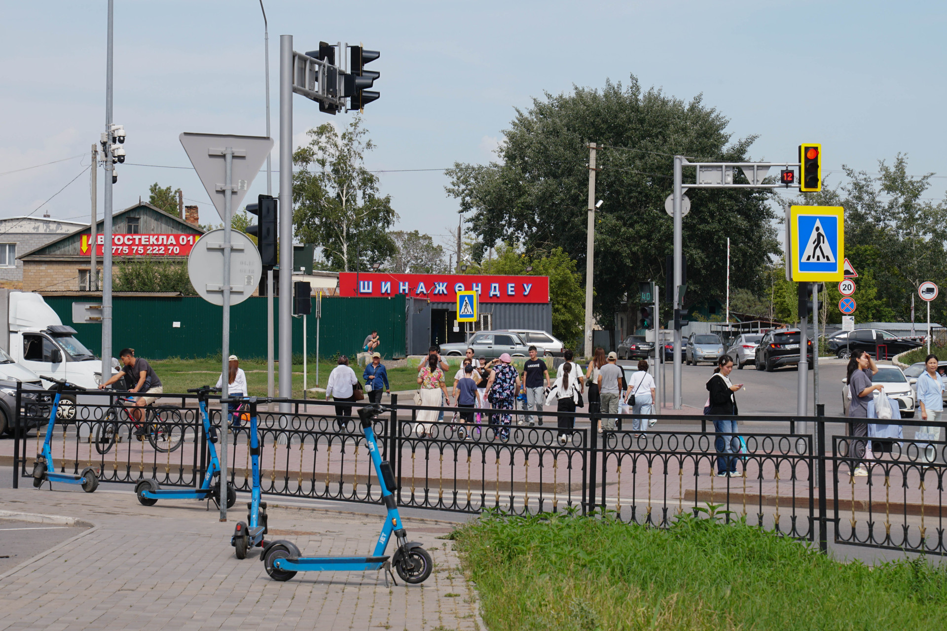 Перекрёсток в Астане, люди, светофор