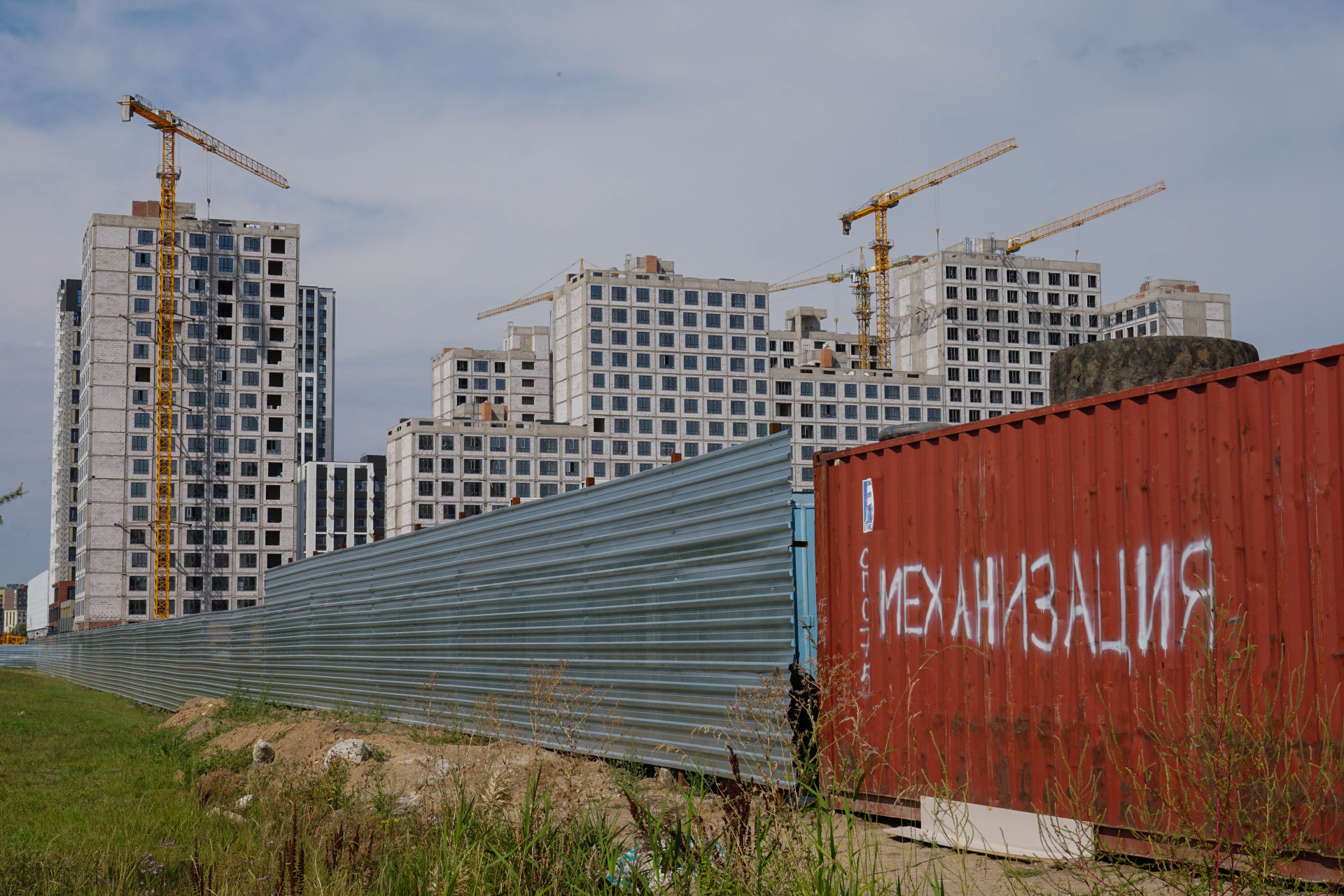 Стройка на месте частного сектора в районе Тайваня, Астана