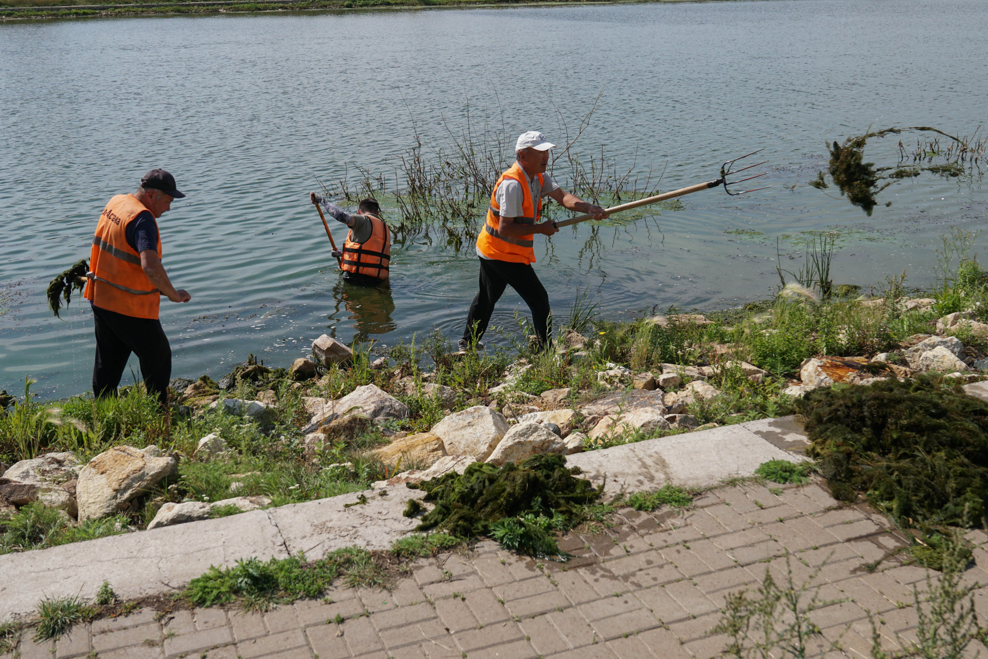Коммунальные работники чистят Ишим, Астана 