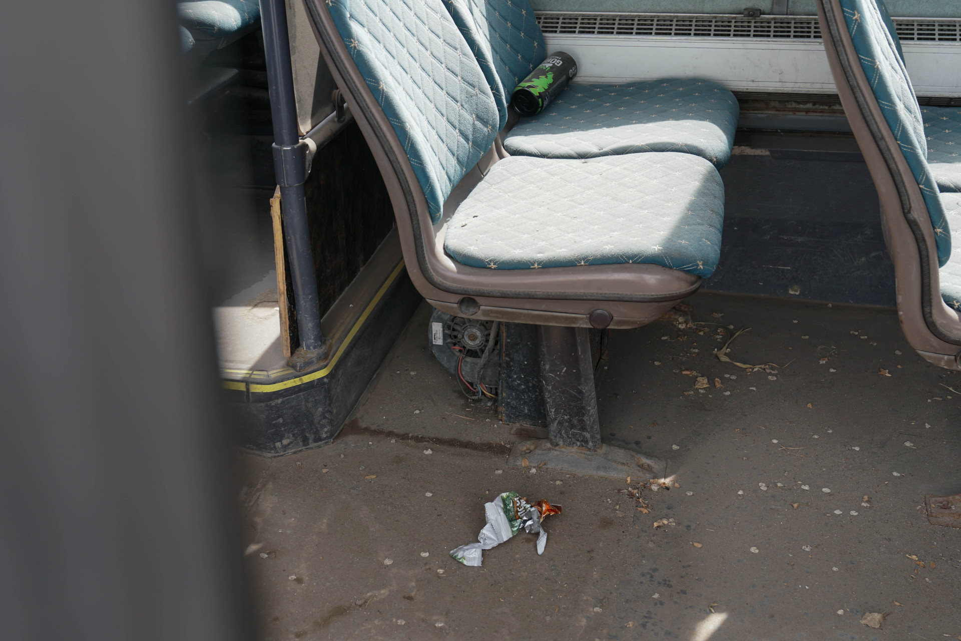 Мусор внутри брошенного автобуса, Астана 