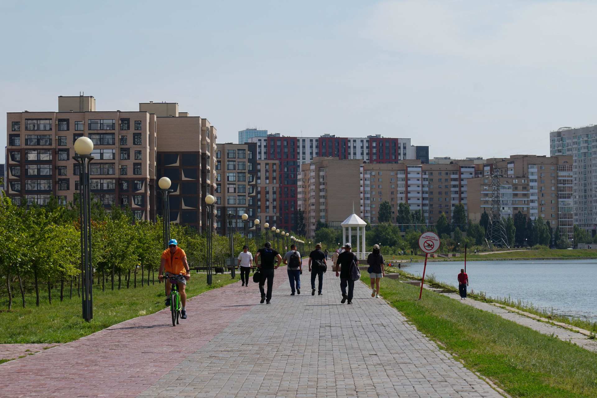 Люди идут по набережной Астаны
