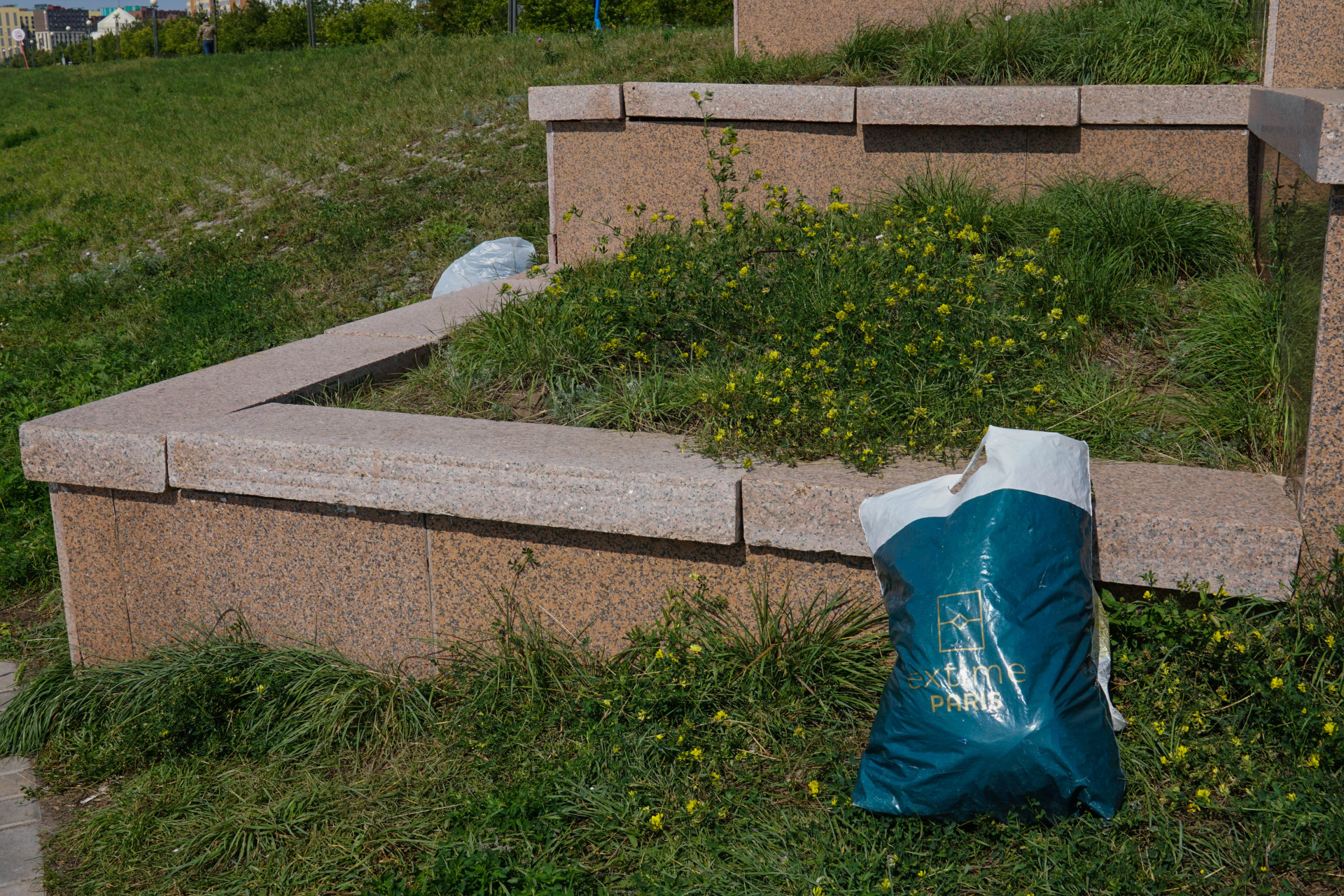 Пакет с мусором на набережной Астаны